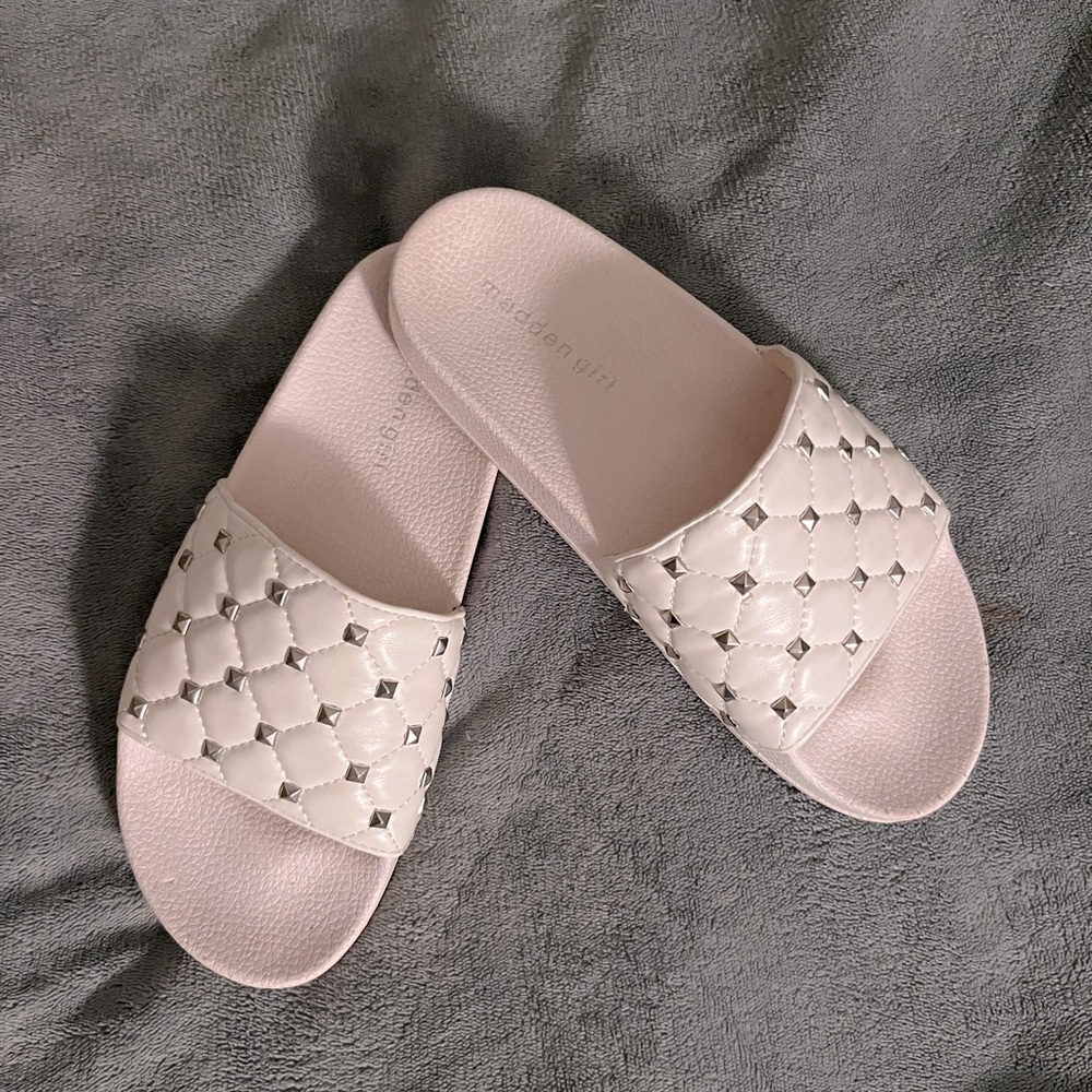 NWOT MADDEN GIRL WHITE SLIDES•Sz 8•Beach•Pool•Summer